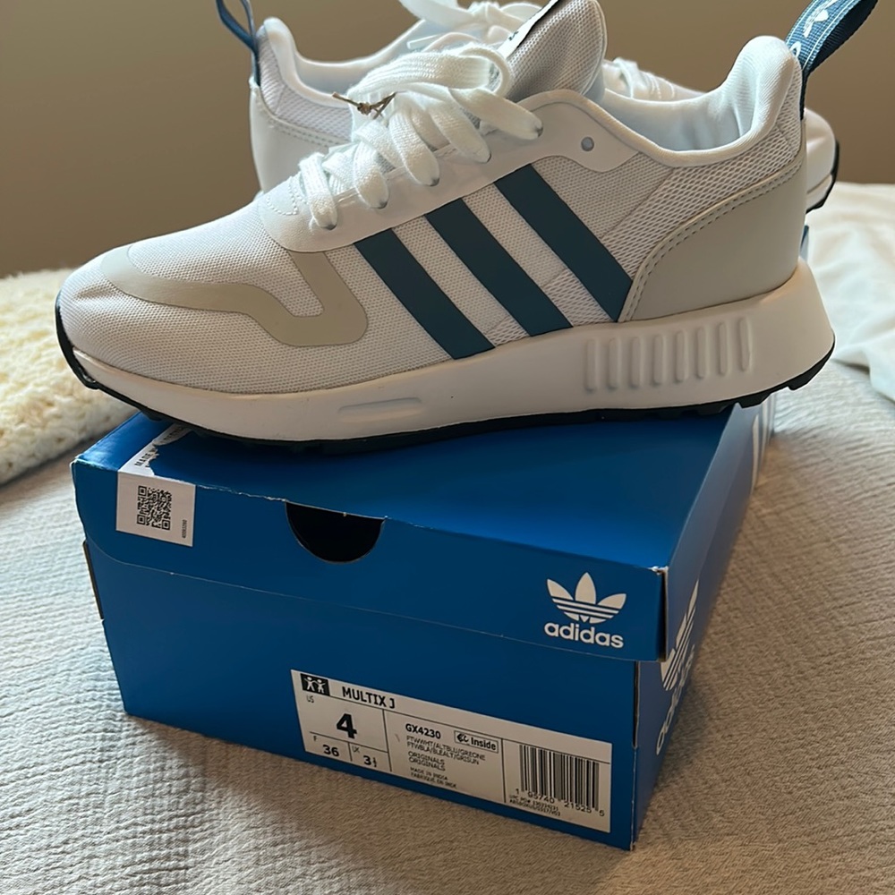 NWT Adidas sneakers